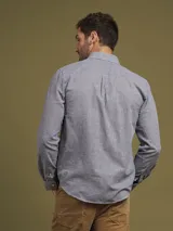 Camisa de vestir a rayas verticales azules y blancas, de corte regular fit y manga larga.