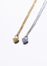 Set de dos collares de acero quirúrgico, uno plateado y otro dorado, con dije de candado en forma de corazón. El largo de la cadena es de 45cm y el dije mide 16mm.