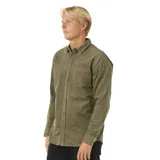 Camisa de pana verde oliva de manga larga con cuello clásico, cierre frontal con botones y bolsillo en el pecho con etiqueta de la marca.