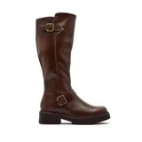 Bota bucanera de caña alta color marrón, confeccionada en cuero, con suela track de goma y detalles de hebillas metálicas decorativas en el tobillo y en la parte superior de la caña.