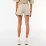 Short de felpa beige de corte holgado, con cintura elástica ajustable mediante cordón y bolsillos laterales.