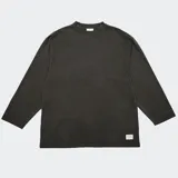 Remera de manga larga Wasted Talent con corte holgado y hombros caídos. Presenta un acabado de teñido negro con efecto vintage desgastado, etiqueta tejida en el frente, logotipo bordado en la manga y estampado grande en la espalda.