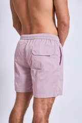 Short de baño de color rosado con diseño liso y corte clásico, ideal para la playa o la pileta.