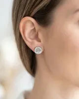 Set de joyería compuesto por collar con dije circular y caravanas a juego, ambos con diseño grabado de árbol de la vida. Realizados en acero inoxidable.
