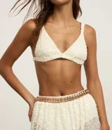 Cinturón mediano con elástico y discos metalizados con texturas aplicadas.