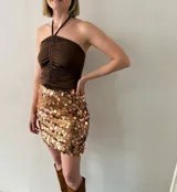 Top negro con jareta regulable que se ata al cuello.