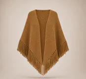 Ruana de lana merino color camel, con diseño triangular, tejido artesanal texturizado y terminación con maxi flecos largos en todo el borde.