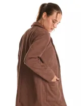 Blazer de corte largo y silueta relajada, confeccionado en tejido símil gamuza con textura aterciopelada. Presenta cuello con solapas, frente abierto sin botones y dos bolsillos de parche frontales.