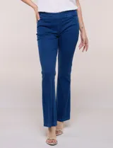 Jegging bootcut de denim azul de la marca Zac & Rachel, con pretina elastizada, bolsillos delanteros y traseros.