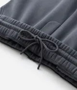 Pantalón jogger de algodón con felpa, color beige, con cintura elástica, cordón ajustable y puños elásticos en los tobillos. Cuenta con bolsillos laterales y un bolsillo posterior.