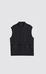 Chaqueta técnica liviana de microfibra con acabado mate, diseño con mangas desmontables que permiten convertirla en chaleco. Cuenta con cuello tipo camisa, cierre frontal oculto, cuatro bolsillos frontales de gran tamaño y puños elásticos. Incluye logo bordado en relieve en el pecho.