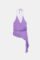 Top de satén color lila con escote en pico cruzado, tirantes finos ajustables y bajo asimétrico con caída lateral.