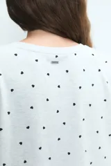 Camisón de algodón con estampado de corazones pequeños, cuello redondo, mangas cortas y bolsillo frontal.