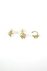 Set de tres caravanas doradas con forma de mariposa y apliques de strass. Incluye dos caravanas con cierre de tuerca y una caravana tipo cuff para el cartílago.