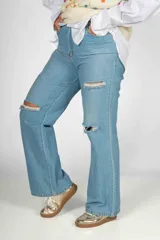 Pantalón de jean celeste de corte wide leg con roturas en las rodillas.
