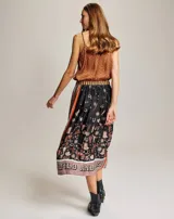 Falda midi de viscosa color negro con estampado de motivos del lejano oeste en tonos marrones, beige y rojo. Tiene cintura elástica.