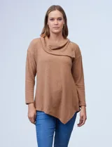 Buzo color marrón claro de tejido suave con cuello volcado y aplique de tres botones. El ruedo es asimétrico.