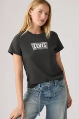 Remera de algodón color gris oscuro con cuello redondo y mangas cortas. Presenta el logo de la marca estampado en el frente con un diseño tipo bandana.