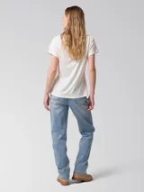 Pantalón de jean de corte recto y tiro alto, en tono celeste claro. Cuenta con diseño clásico de cinco bolsillos y cierre frontal con cremallera y botón.