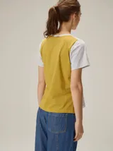 Remera de manga corta color amarillo claro, con cuello redondo y diseño básico.