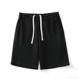 Bermuda deportiva negra de algodón, con cordón ajustable en la cintura y bolsillos laterales y trasero.