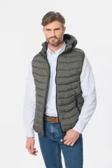 Chaleco capitoneado de color verde militar, con cierre frontal y capucha desmontable. Presenta un diseño acolchado con costuras horizontales y logo bordado en el pecho.