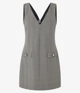 Vestido corto sin mangas confeccionado en crepé con estampado de cuadros. Presenta escote en V tanto en la parte delantera como en la trasera, breteles anchos y lapelas delanteras con botones estilizados.