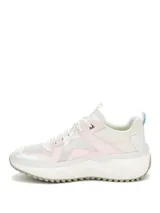 Championes de diseño urbano Caterpillar modelo Hasten Mesh, en color blanco con detalles en celeste y rosado, confeccionados con malla de nailon y microfibra, suela de goma con plataforma y cordones blancos.
