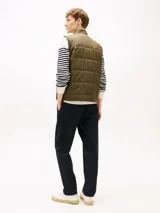 Chaleco verde militar acolchado con diseño geométrico de cuadros, cuello estilo béisbol, cierre de cremallera y logo de Tommy Hilfiger bordado en el pecho.