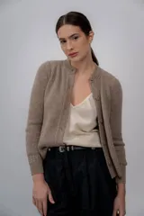 Cardigan marrón claro de punto con cuello redondo y cierre frontal con botones.