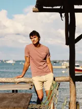 Camiseta celeste de manga corta con cuello redondo y estampado en la espalda con el logo de la marca y la frase "Naturally Vintage".