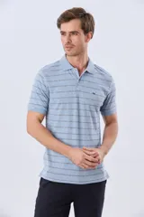 Remera polo de jersey color celeste, de manga corta, con diseño de rayas horizontales formadas por inscripciones.