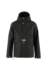 Campera anorak Fjallraven Vardag para hombre, color gris oscuro, con capucha ajustable, cierre frontal con botones a presión, bolsillo tipo canguro con logo bordado y puños ajustables con botones.