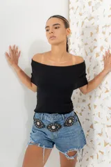 Remera blanca con cuello bardot o barco, de tejido hilado en lycra.