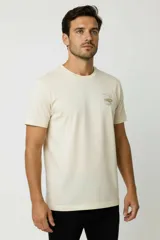 Remera de manga corta y cuello redondo, color blanco, de corte holgado, con estampa pequeña de un velero en el pecho.