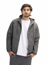 Campera rompevientos Forum Norland de nylon, color gris oscuro. Presenta capucha con cordones ajustables, cierre frontal, bolsillos laterales con cierre y puños elásticos. Cuenta con forro interno de red y abertura posterior para ventilación.