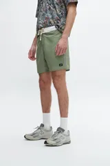 Short de baño negro con cordón ajustable en la cintura y una fina línea blanca en el lateral.