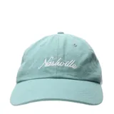 Gorra tipo baseball color verde menta con bordado frontal en hilo blanco con la palabra Nashville.