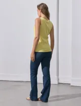 Musculosa amarilla de algodón con cuello redondo y sisas anchas.