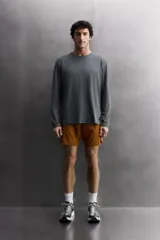 Camiseta de entrenamiento de manga larga y cuello redondo, confeccionada en tejido técnico ligero y elástico con tecnología de secado rápido. Presenta costuras planas para mayor resistencia y comodidad durante el movimiento, con un pequeño logo estampado en el bajo.