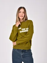 Buzo de cuello redondo en color verde oliva, con estampa frontal en color blanco con la frase 'ON VA DANSER'. Presenta puños y ruedo acanalados.
