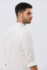 Camisa de lino y algodón color blanco, con cuello mao, manga larga y medio cierre frontal con botones.