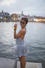 Minifalda blanca con volados y detalle de puntilla en el ruedo.