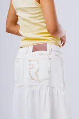 Falda larga de denim blanco, corte evasé con costuras pespunteadas a contraste y diseño de tiro medio con bolsillos clásicos.