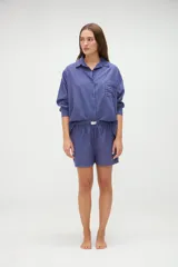 Short rosado de algodón con diseño a rayas verticales y cintura elástica, con etiqueta frontal de la marca Aire.