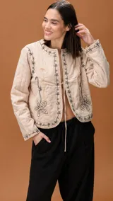 Pantalón baggy de corte holgado y silueta amplia, confeccionado en tela de textura suave con leve efecto aterciopelado. Presenta cintura elástica y bolsillos laterales.