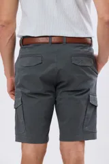 Bermuda cargo de gabardina en color gris oscuro, corte recto, con bolsillos laterales con solapa y cierre de botones y cremallera.