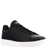 Championes urbanos Adidas Advantage Base, color negro con suela blanca. Presentan diseño minimalista con perforaciones laterales que forman las tres bandas características de la marca y logo en la lengüeta.