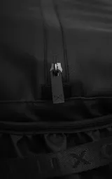 Bolso contenedor negro diseñado para bicicleta, confeccionado en textil de alta resistencia. Cuenta con dos compartimentos independientes con cierres metálicos, dos bolsillos laterales, cinta reflectiva frontal y correas reforzadas para montaje.