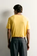 Camiseta regular fit color amarillo, con efecto lavado, cuello redondo y manga corta.